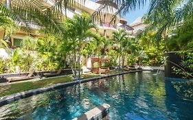 El Taj Oceanfront&Beachside Condo Hotel